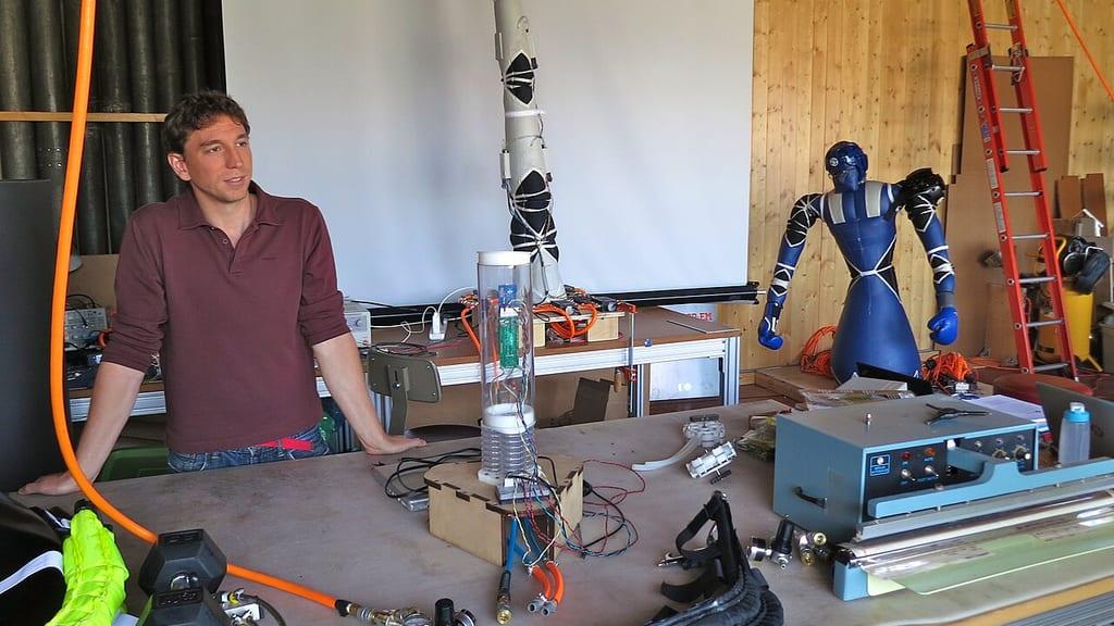Fabric robot actuator switched between 4 motion modes